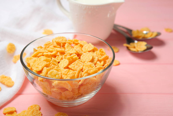  Flocons de maïs croustillants au lait pour le petit déjeuner sur la table close-up. - Photo, image