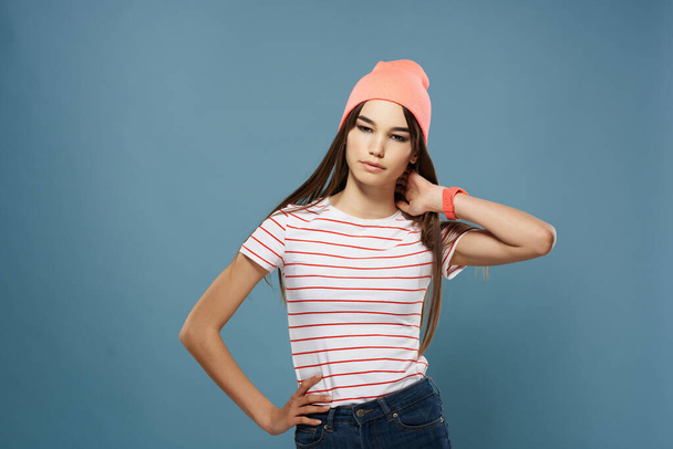ブルネットはピンクの帽子ストライプのTシャツファッション現代的なスタイルを身に着けて - 写真・画像