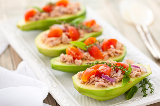 avokado, ton balığı ve domates salatası. - Fotoğraf, Görsel