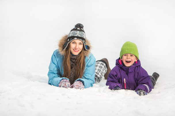 Щаслива мати і син в зимовому парку
 - Фото, зображення