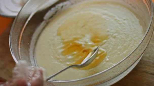 Ajouter une cuillère à soupe d'essence de vanille aux ingrédients de la crème glacée. Vidéo macro 4k - Séquence, vidéo