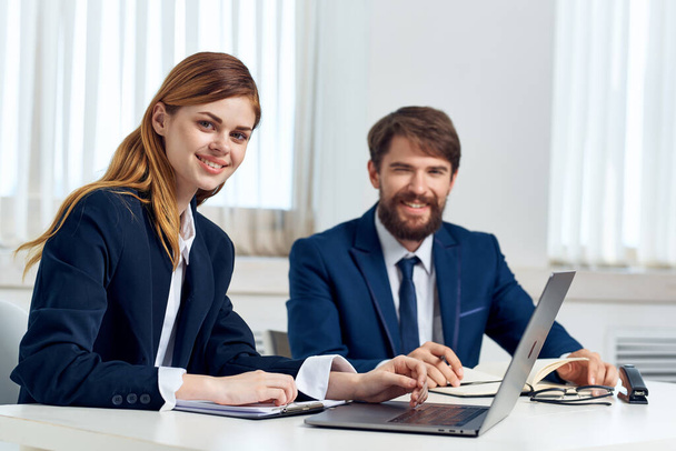 liikemies ja nainen puhuu pöydässä kannettavan tietokoneen teknologian edessä - Valokuva, kuva