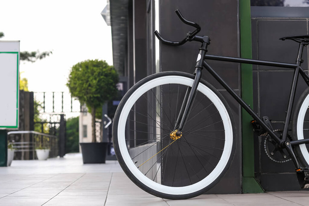 Moderni polkupyörä pysäköity kaupungin kadulle - Valokuva, kuva