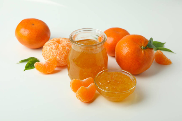 Mandarinky džem a ingredience na bílém pozadí - Fotografie, Obrázek