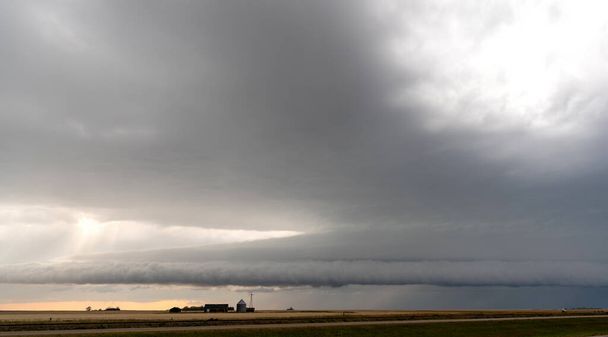 Prairie Storm Canada Літні хмари часу попереджають - Фото, зображення