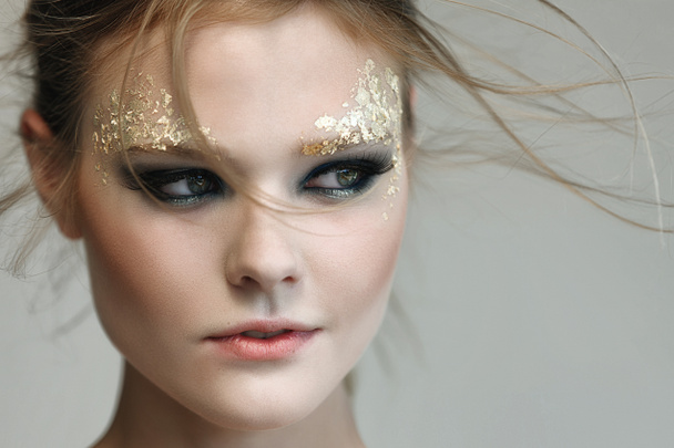 Модная женщина - красотка с золотым макияжем
 - Фото, изображение
