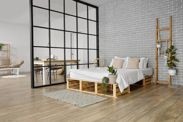Інтер'єр стильної спальні зі складним екраном
 - Фото, зображення