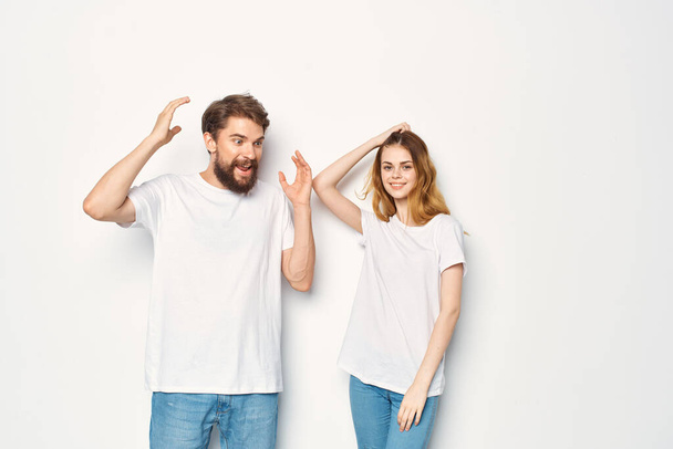 若いカップルの白いTシャツとジーンズカジュアルウェアファッションモックアップ - 写真・画像