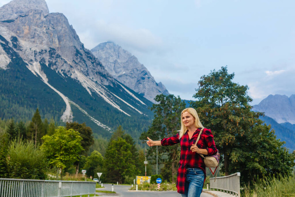 Žena hledící na hory. Evropa, Německo, Bavorsko - Fotografie, Obrázek