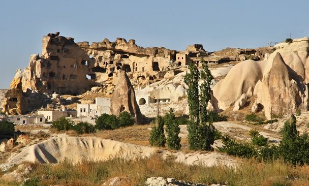 Дом, вырезанный в типичной скальной формации в Каппесии, Турция
 - Фото, изображение
