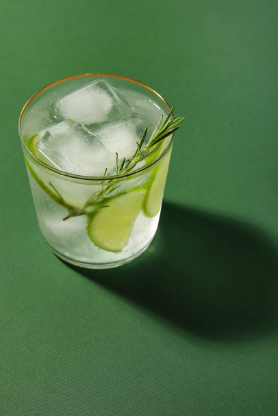 Glass of cold gin and tonic on color background - Fotoğraf, Görsel