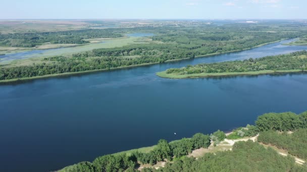 Vista aerea. Vista panoramica sul fiume Dnieper. Ucraina. - Filmati, video