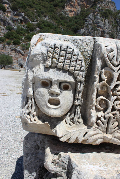 Маски і кам'яні гробниці в Мірі, Туреччина. Стародавня гробниця Лісії у Фетії, археологія та подорожні концепції - Фото, зображення