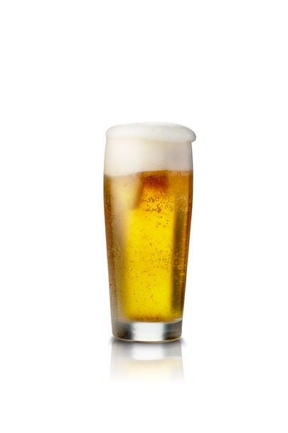 Ποτήρι μπύρας μονωμένο σε λευκό φόντο με αφρό. - Φωτογραφία, εικόνα