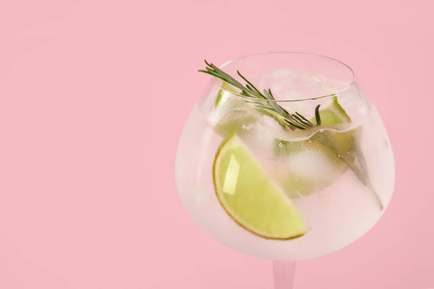 Glass of cold gin and tonic on color background - Photo, image