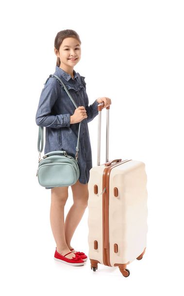 Mała dziewczynka z bagażem na białym tle. Pojęcie turystyki - Zdjęcie, obraz