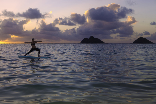 Yoga bir paddle kurulu yapıyor kadın - Fotoğraf, Görsel