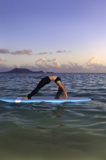 donna che fa yoga su una pedana
 - Foto, immagini