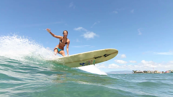 surfer κορίτσι σέρφινγκ κύμα στον ωκεανό - Πλάνα, βίντεο