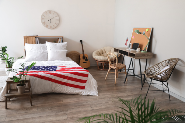 ABD bayraklı şık bir yatak odası. - Fotoğraf, Görsel