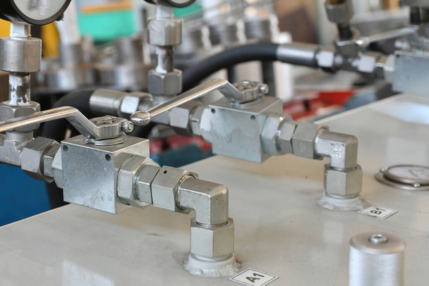 Mechaniczny panel sterujący do zasilania ciśnienia w stacji oleju hydraulicznego. - Zdjęcie, obraz