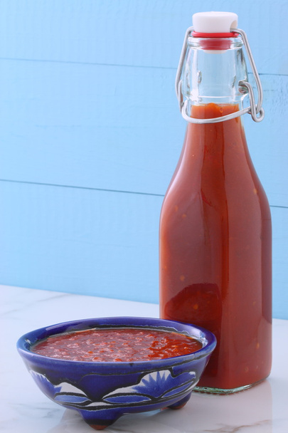 Вінтажний червоний гарячий соус
 - Фото, зображення