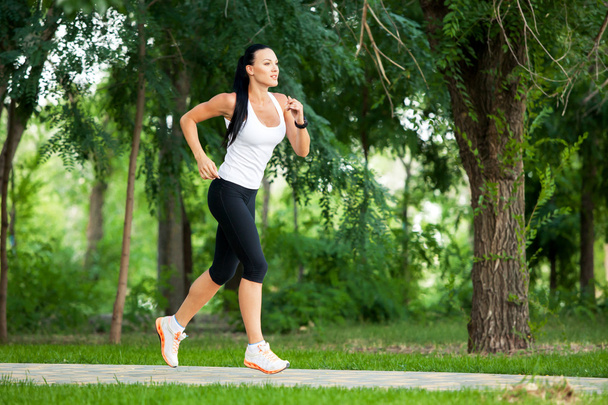 Young woman jogging in nature - Foto, Bild