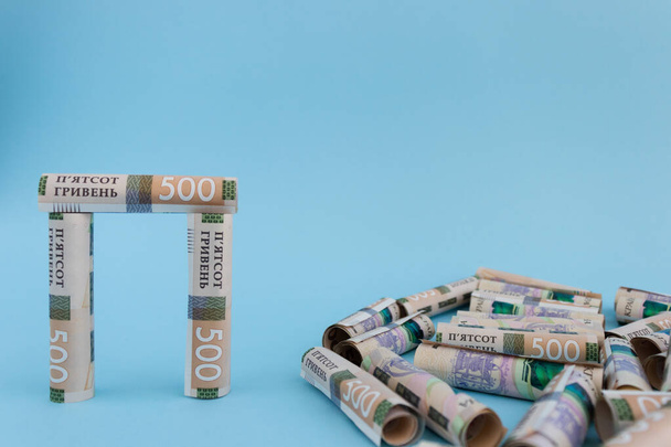 Stavba z válcovaných ukrajinských 500 bankovek. Konstruktor peněz. - Fotografie, Obrázek