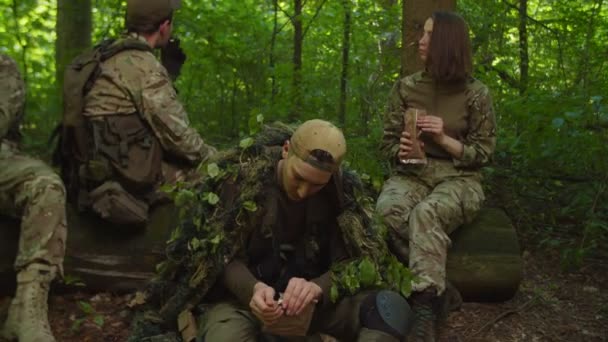 Marines descansando en alto, preparando raciones para comer en la zona forestal - Imágenes, Vídeo