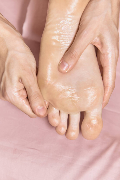 Zamknij masaż stóp refleksologii. Profesjonalny terapeuta masujący nogi i stopy kobiecie w spa. Masażystka masująca nogi klientów. Relaks ciała i pielęgnacja skóry - Zdjęcie, obraz