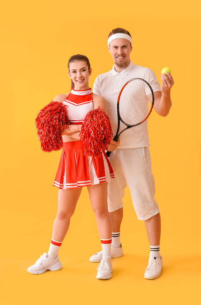 Renkli arka planda ponpon kız ve tenis oyuncusu - Fotoğraf, Görsel