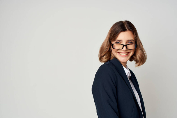 Επιχειρηματίας γυναίκα φορώντας κοντά μαλλιά γυαλιά συναισθήματα φως φόντο - Φωτογραφία, εικόνα