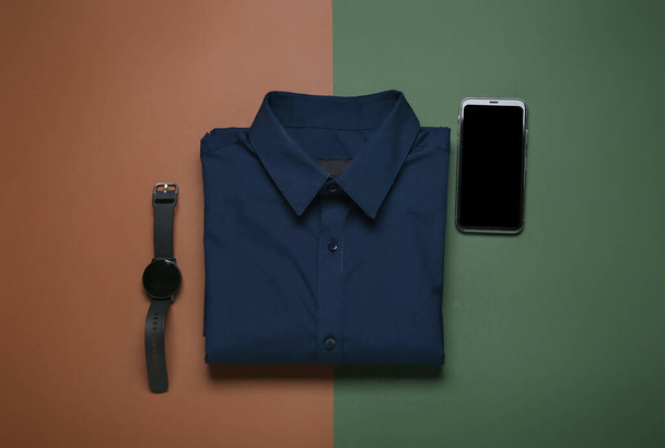 Stilvolles Männerhemd und Gadgets auf farbigem Hintergrund - Foto, Bild