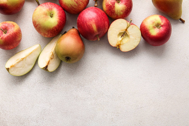 Ripe pears and apples on light background - Foto, Imagem