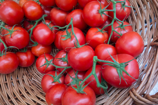 piros és érett paradicsom, egészséges zöldség kiegyensúlyozott étrendben - Fotó, kép