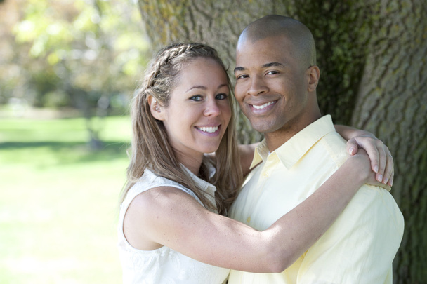 Fiatal interracial pár a parkban - Fotó, kép