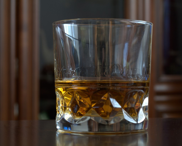 az üveg whisky, a táblázat - Fotó, kép