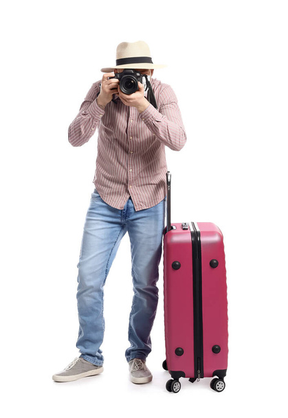 Turista masculino tomando fotos sobre fondo blanco - Foto, Imagen