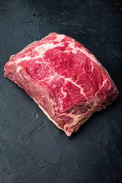 Top hátszín marhahús steak vágott, fekete alapon - Fotó, kép