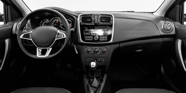 interior del coche de lujo - volante, palanca de cambios, sistema multimedia, asientos del conductor y dashboar - Foto, Imagen