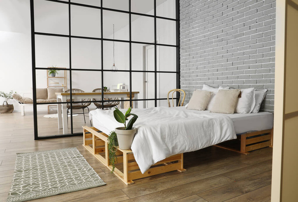 Интерьер стильной спальни с раскладным экраном - Фото, изображение