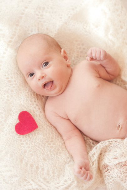 pembe kalp ile yatan kız bebek - Fotoğraf, Görsel