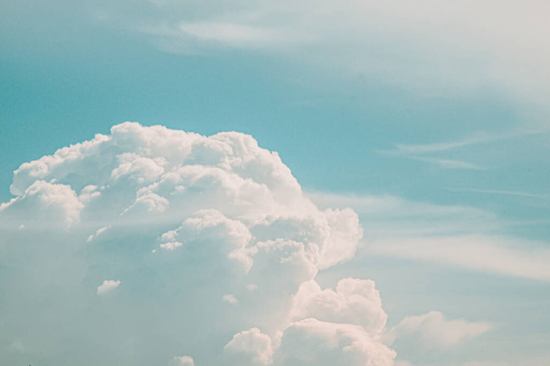 Beautiful white fluffy clouds sky background abstract season and weather. - Foto, afbeelding