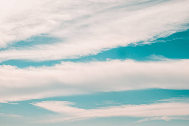 Beautiful white fluffy clouds sky background abstract season and weather. - Foto, afbeelding
