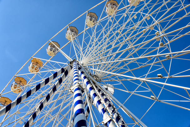 Witte reuzenrad tegen blauwe lucht - Foto, afbeelding