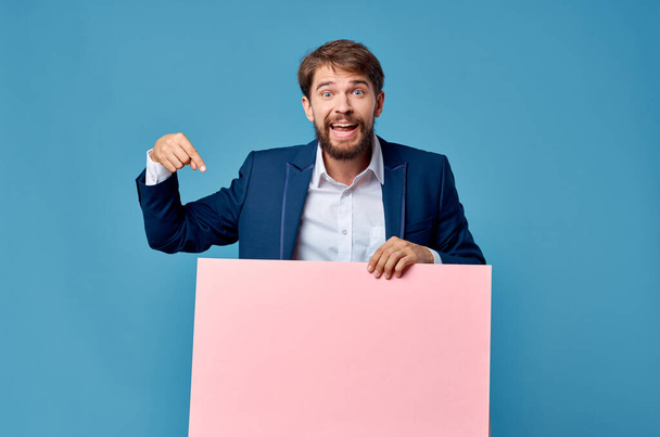συναισθηματική άνθρωπος ροζ χαρτί στα χέρια του μάρκετινγκ διασκέδαση Lifestyle μπλε φόντο - Φωτογραφία, εικόνα