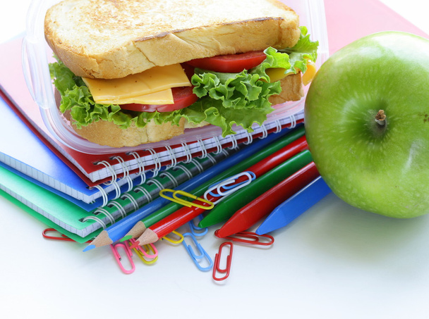 Sandwich con queso y tomate para un almuerzo escolar saludable
 - Foto, imagen