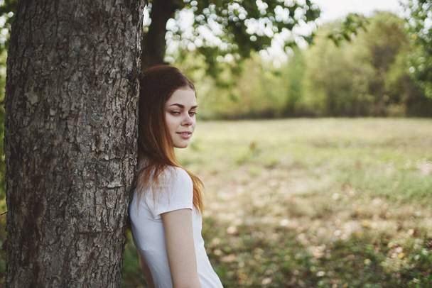 wesoła kobieta w pobliżu drzewa natura Styl życia lato - Zdjęcie, obraz