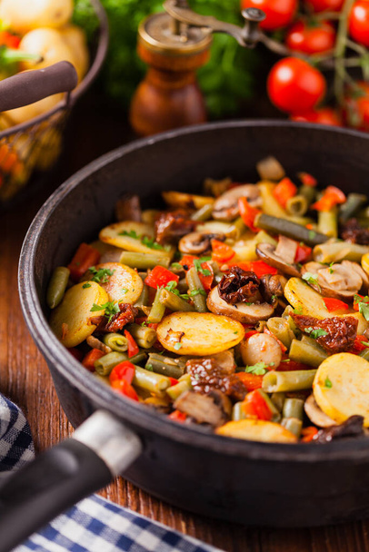 Fried pan vegetables, with mushrooms and dried tomatoes. Seasoned with a mix of herbs - Fotoğraf, Görsel
