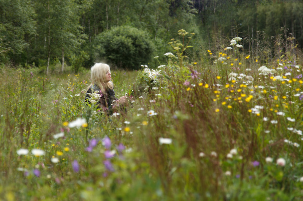 Mulher em um campo de flores
 - Foto, Imagem